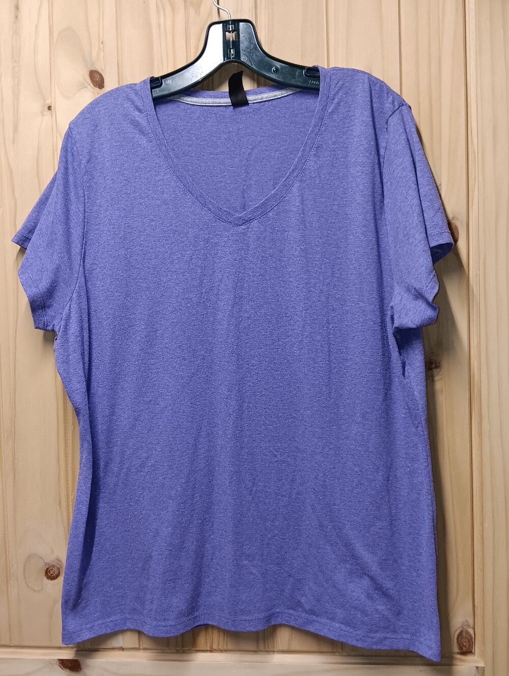 Hanes Xtemp V-Neck Short Sleeve Tee  EUC